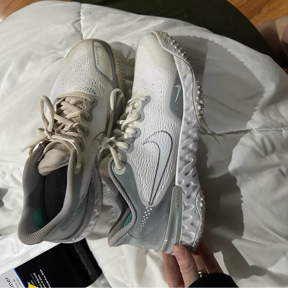 Size 9 women’s turf tennis shoes